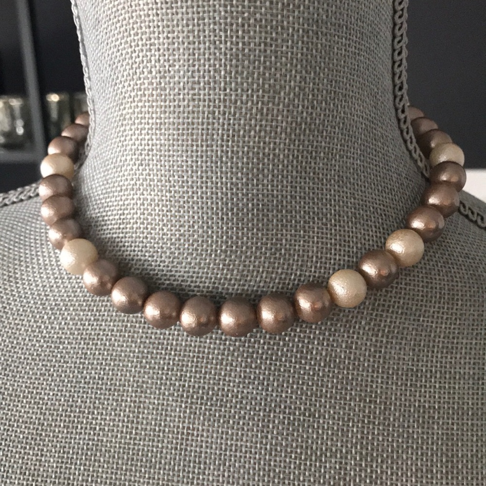 Ann Taylor pearl style necklace